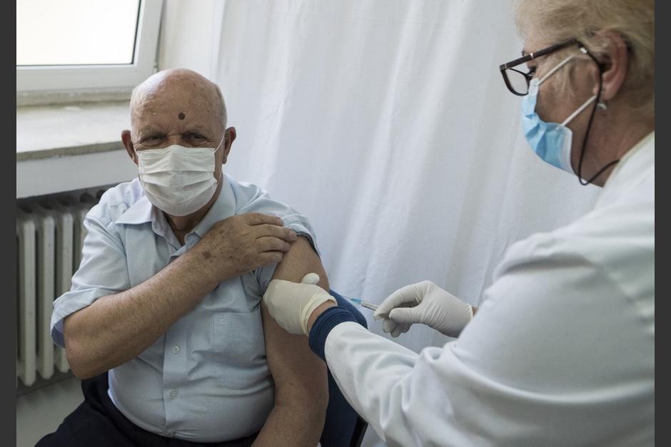 A mediados de abril se iniciará con la vacunación de personas arriba de los 70 años en Guatemala. (Foto: AFP)