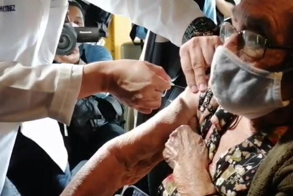 Roberto Cruz Méndez de 99 años junto a su esposa María del Calmen Vielman de 96 años fueron los primeros guatemaltecos en vacunarse durante la segunda fase. (Foto: Soy502)