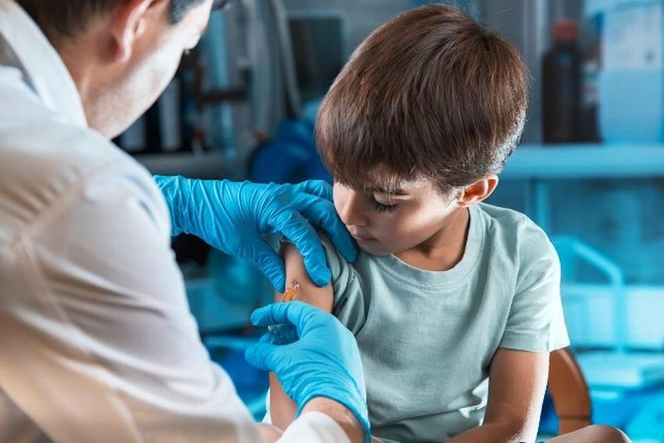 A partir de la semana que viene, el uso de la vacuna Pfizer-BioNTech será autorizada para menores de 12 años. (Foto: Shutterstok)