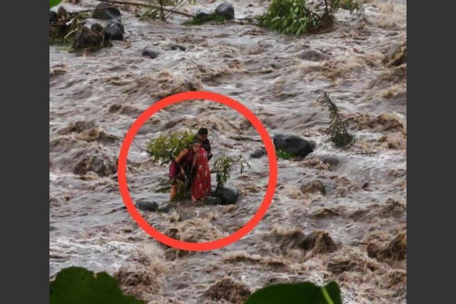 Tres personas quedaron atrapadas por al fuerte correntada del río San Francisco en el municipio de Río Bravo, Suchitepéquez. (Foto: Twitter CRN)&nbsp;