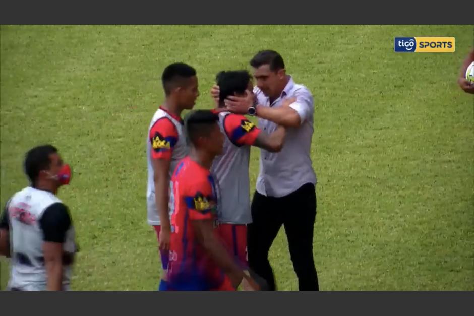 El técnico de los Rojos se enfrascó en una bronca con uno de los jugadores de Iztapa. (Captura Video)