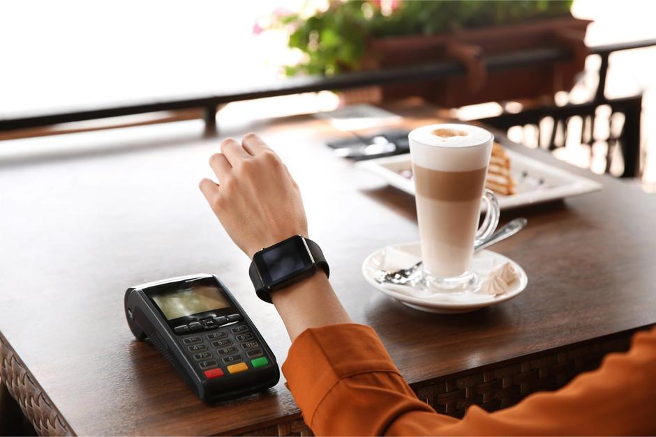 Bi Credit innova y soluciona la vida de sus clientes, con la opción de realizar tus pagos desde su celular con Bi Pay o desde su reloj con Garmin Pay y Fitbit Pay (Fotografía ilustrativa: Shutterstock)