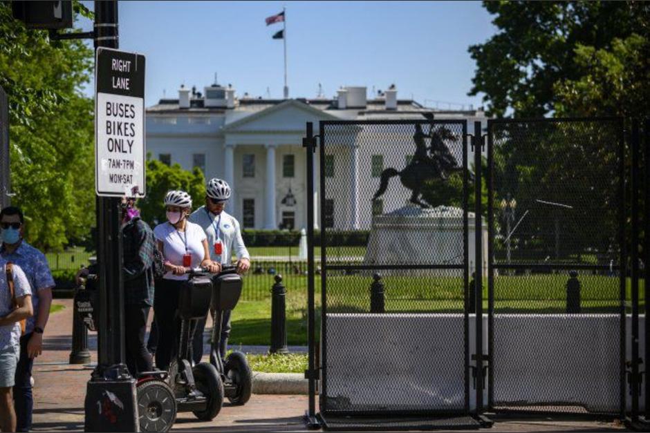 Derriban cerco de seguridad alrededor de la Casa Blanca, luego de permanecer cerrado durante un año. (Foto: AFP)