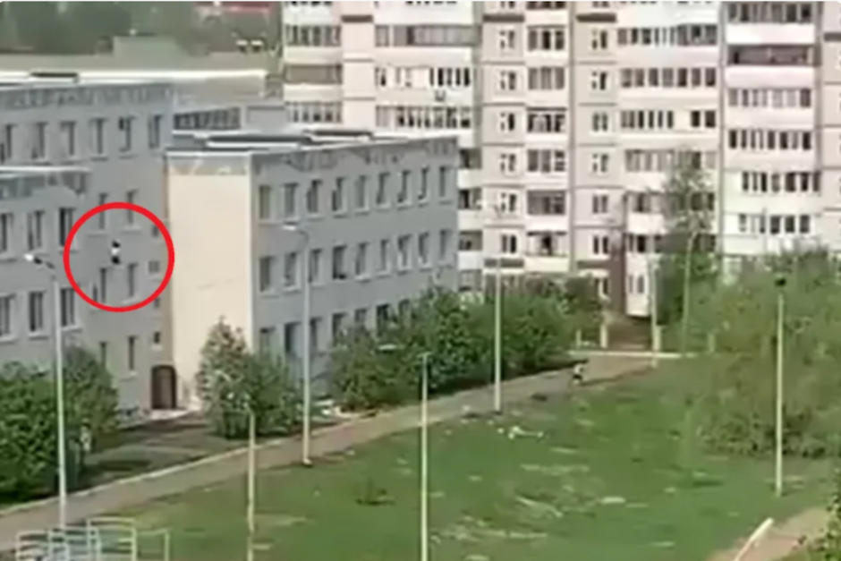 Dos estudiantes saltaron desde el tercer piso para huir de un ataque a una escuela en Rusia. (Foto: BNO News)