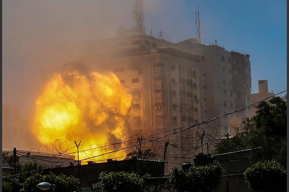 El edificio donde funcionaba el canal Al Jazeera fue fombardeado en la Franja de Gaza. (Foto: AFP)