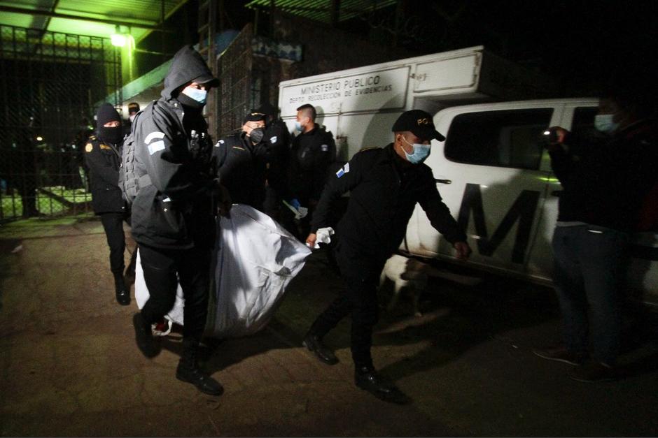 En horas de la noche los cuerpos fueron retirados de la prisión. (Foto: AFP)&nbsp;