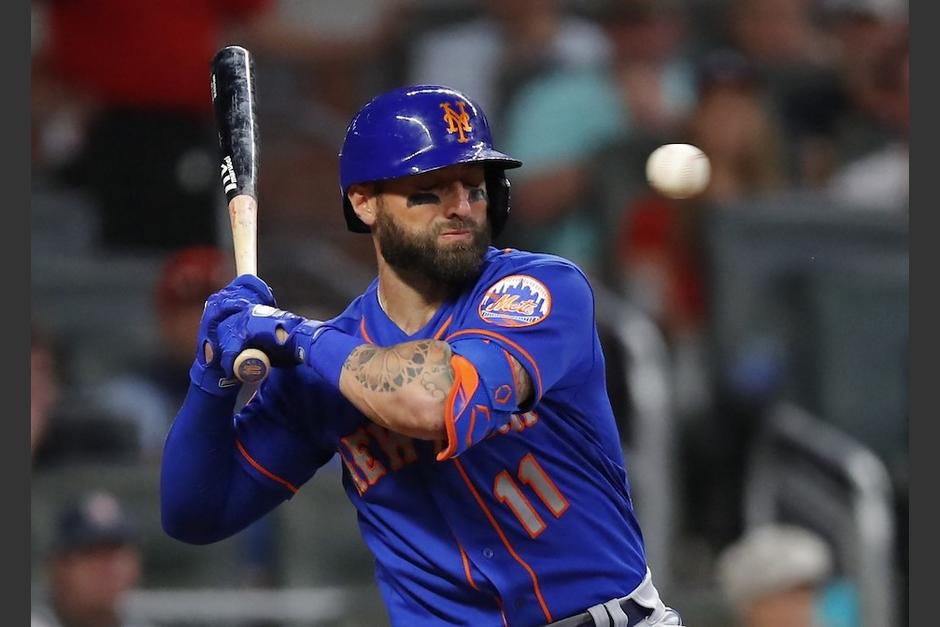 Kevin Pillar recibió un pelotazo en la cara que le hizo sangrar de inmediato, ante la mirada de terror de sus compañeros, rivales y asistentes. (Foto: AFP)