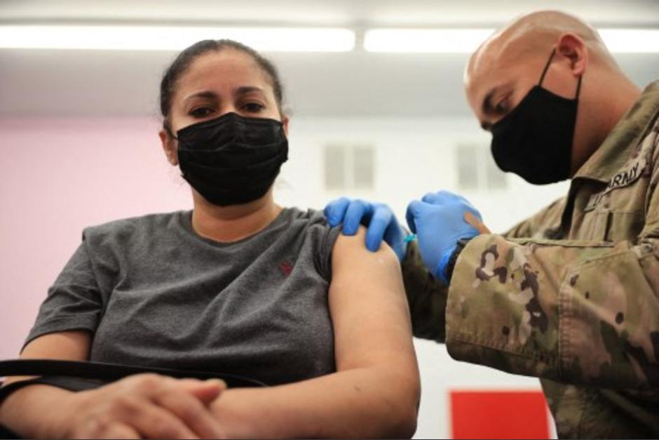 Una persona es inmunizada con Moderna en Estados Unidos. (Foto: AFP)