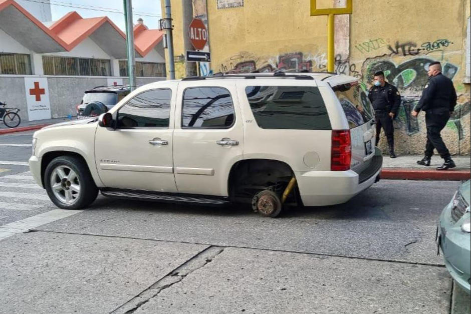 El vehículo en el que se transportaba el director del Sistema Penitenciario sufrió un accidente en la zona 1. (Foto: Stereo100)&nbsp;