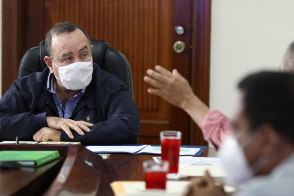 Los alcaldes no podrán invertir en carreteras, más que el 20% de lo que reciben de los fondos públicos y eso desató su ira contra el presidente Alejandro Giammattei. (Foto: AGN)