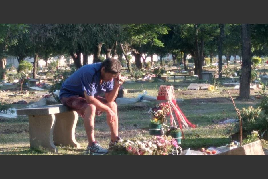 El hombre no tiene el valor para volver al estadio, por lo que prefiere ir al cementerio para escucharlo al lado de su hijo. (Foto: Yohis Marianela)