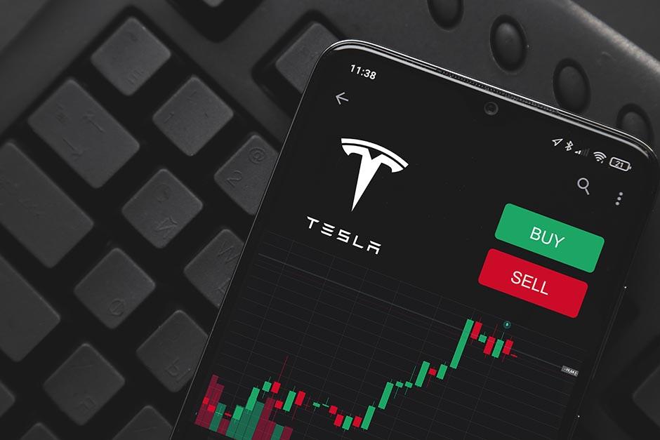 Las acciones de Tesla cayeron este martes en Wall Street luego de que su fundador Elon Musk recordó que la empresa no firmó aún un contrato. (Foto: Shutterstock)