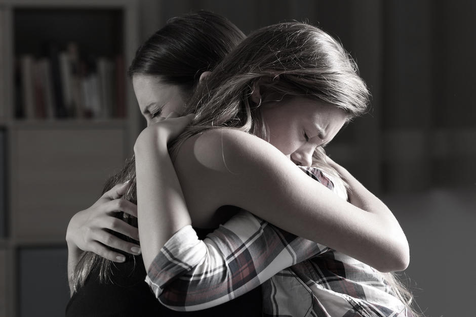 Las adolescentes se fundieron en un abrazo antes de ser atacadas por un sicario. (Foto: Shutterstock)&nbsp;