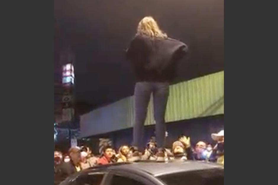 Una mujer colombiana fue captada en video cuando se subió a un vehículo en el parqueo de la Plaza El Amate en la zona 1. (Foto: captura de video)