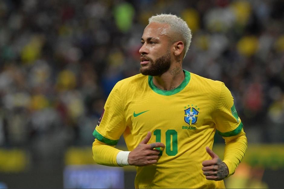 Neymar se encuentra en medio de la polémica luego que se aquejara de lesiones en el encuentro de Argentina vs Brasil y luego se le captara de fiesta. (Foto:AFP)