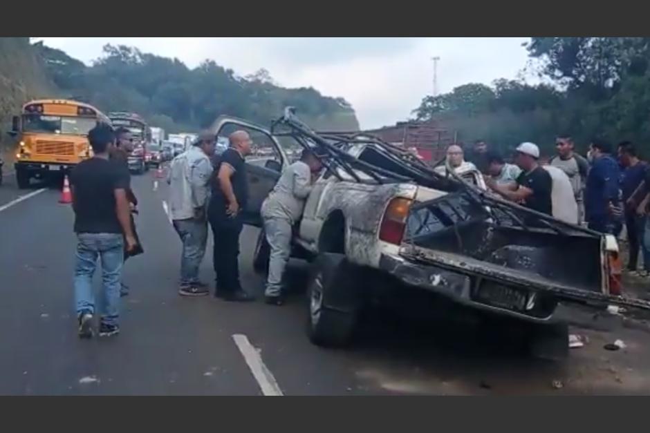 Captan en video instantes después de que un picop volcó en la autopista Palín-Escuintla. (Foto: captura de video)