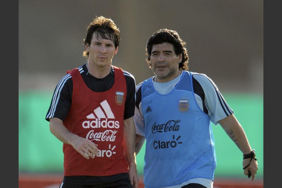 Diego Armando Maradona junto a Lionel Messi cuando fue el director técnico de Argentina. (Foto: AFP)