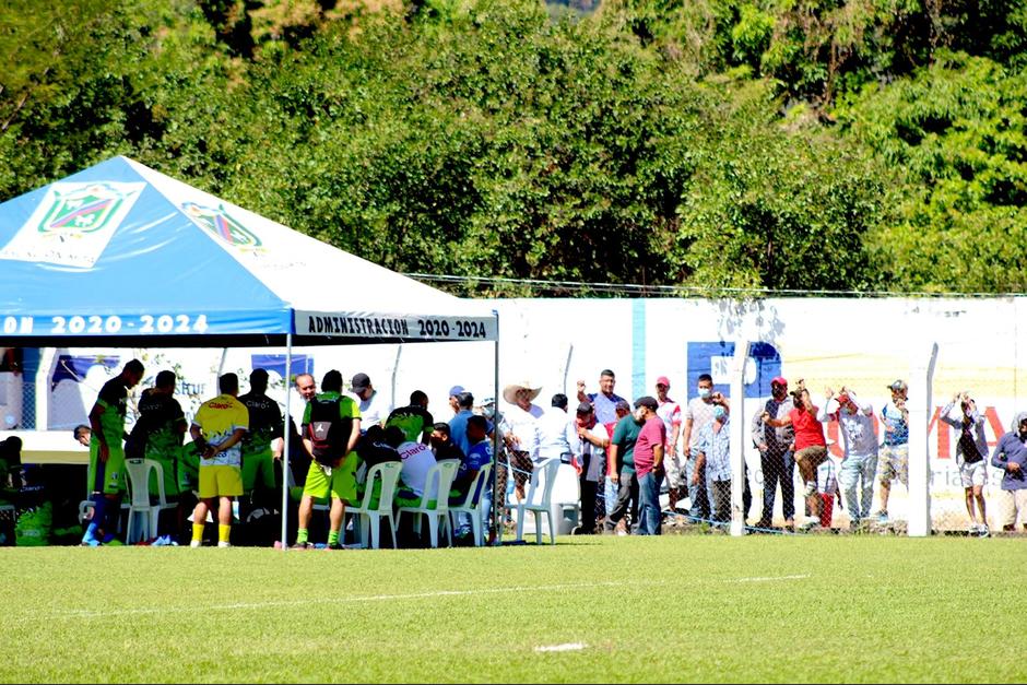 Los aficionados de Santa Catarina Mita intimidaron a la comitiva mixqueña en su ingreso al recinto deportivo. (Foto: Deportivo Mixco)