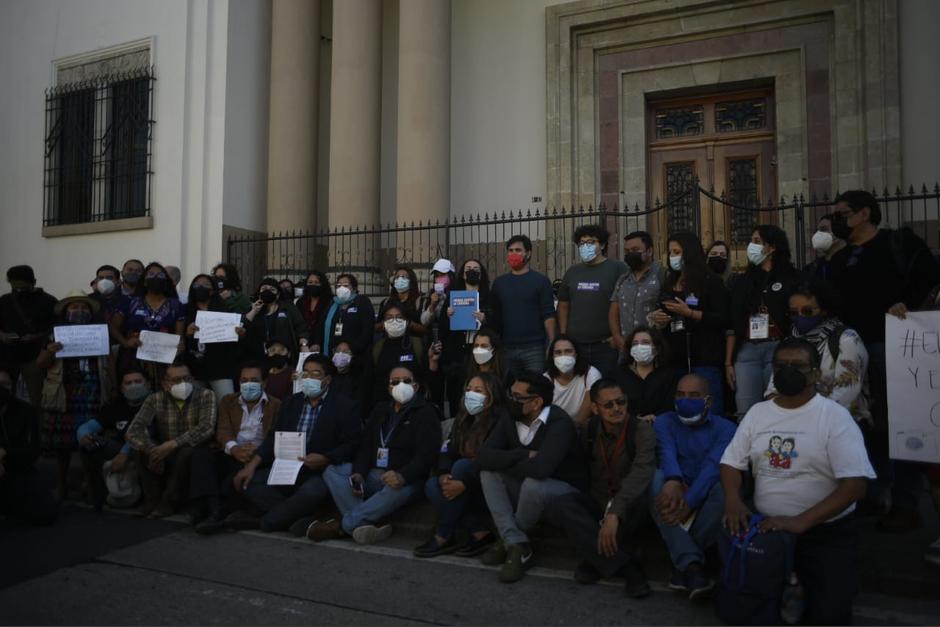 Un grupo de periodistas acudió a Casa Presidencial para dar a conocer la situación del gremio en Guatemala. (Foto: Wilder López/Soy502)