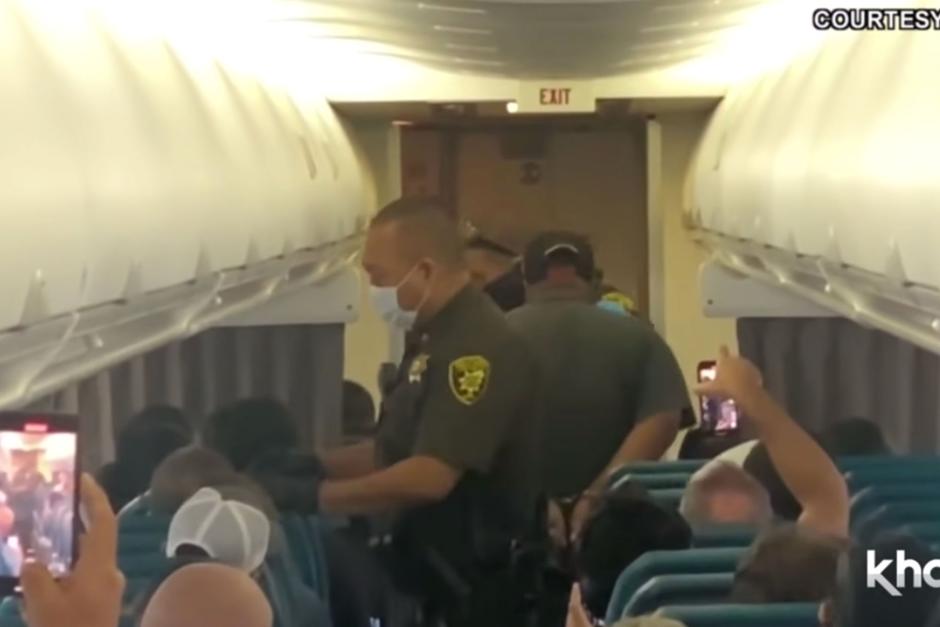 Un pasajero dijo escuchar voces en su cabeza y eso provocó el ataque hacia el asistente del avión. (Foto: Captura Video)