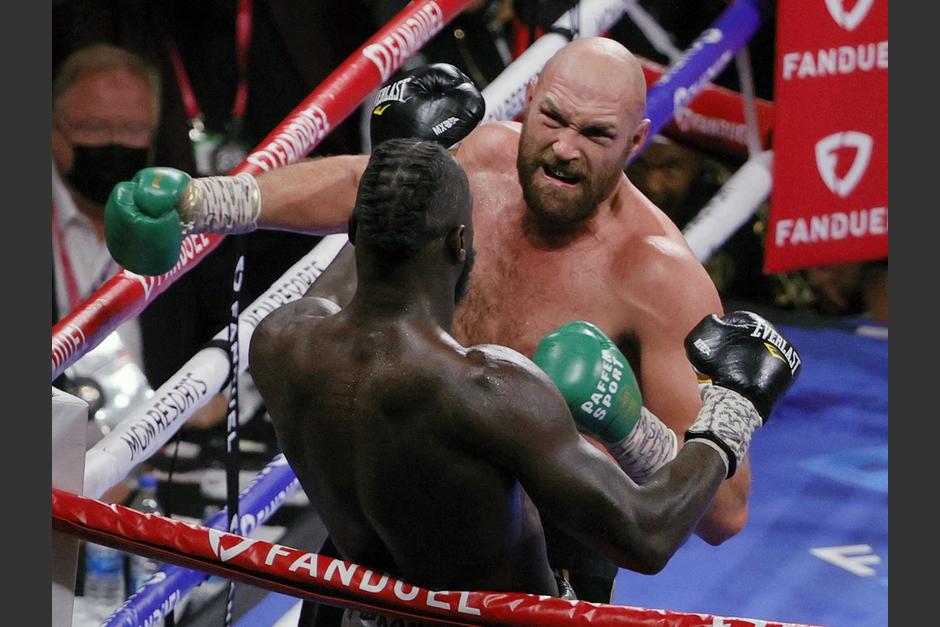La pelea más esperada del año cumplió con las expectativas, con caídas a la lona por parte de ambos púgiles hasta que el "Gypsy King", invicto en su carrera, derribó definitivamente a Wilder.&nbsp; (Foto: AFP)