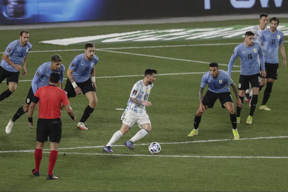Más de la mitad del equipo uruguayo trató de frenar a Messi, pero descuidaron un espacio por donde llegó el tercer gol de la albiceleste. (Foto: AFP)