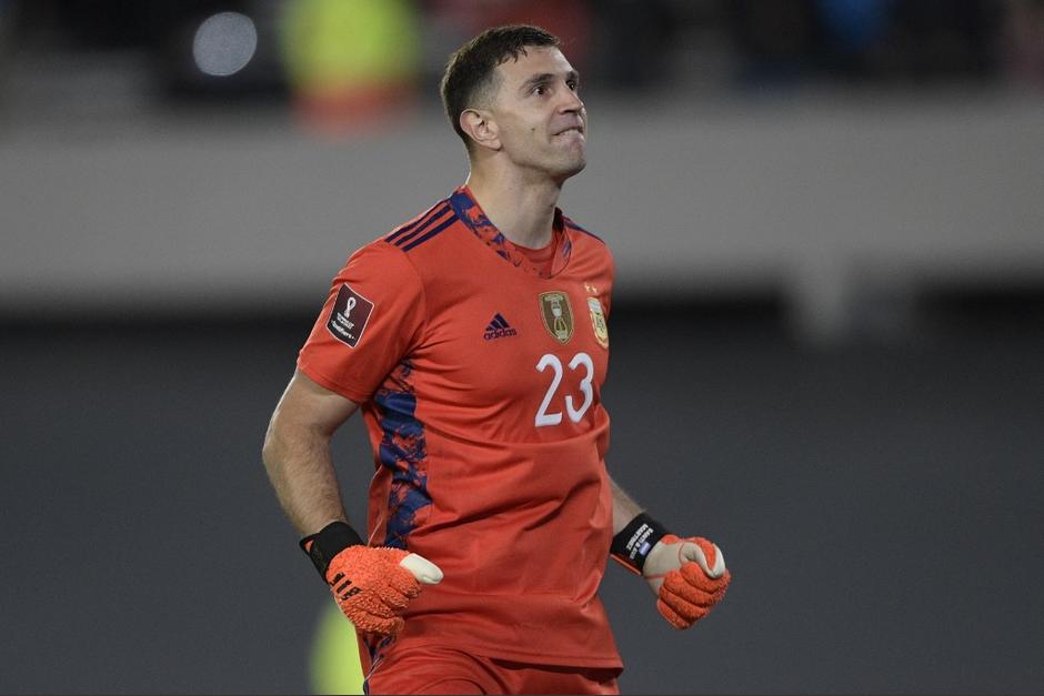 A pesar de cometer falta, Emiliano Martínez vuelve a salir invicto desde los penales. (Foto: AFP)