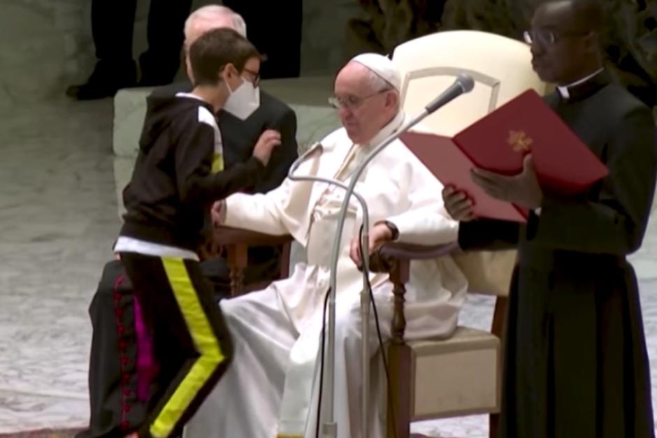 El niño de 10 años rompió el protocolo durante la audiencia en el Vaticano. (Foto: captura de video)&nbsp;