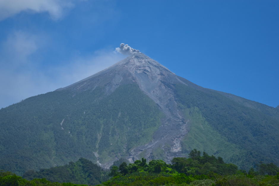 La explosión fue captada por la cámara de vigilancia que monitorea el coloso volcánico. (Foto: Fredy Hernández/Soy502)