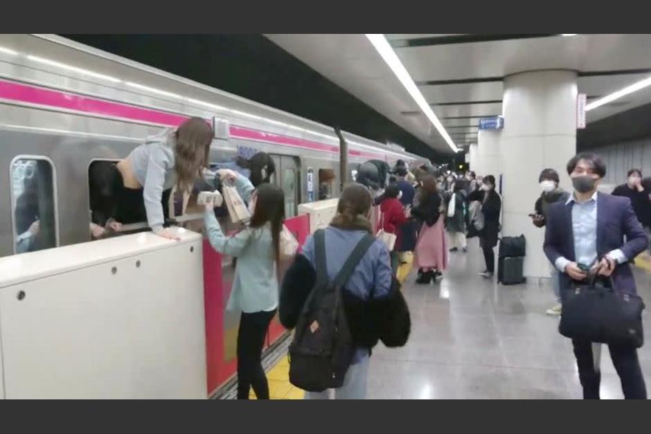 Las personas salieron corriendo, incluso huyendo por las ventanas del tren. (Foto: Twitter)