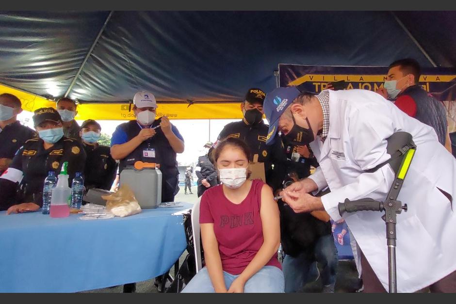 El presidente Alejandro Giammattei acudió a un centro de vacunación en Villa Nueva para aplicar personalmente las dosis de vacuna contra el covid-19. (Foto: AGN)