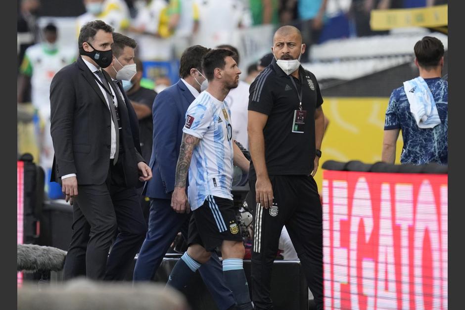 Los jugadores de Argentina abandonaron la cancha en pleno clásico ante Brasil en un juego del premundial sudamericano que se disputa este domingo en Sao Paulo. (Foto: Sports Center)