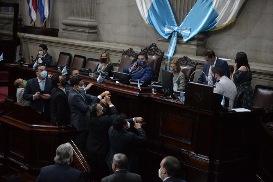 Diputados de oposición reclaman el tiempo que se invirtió para la votación para aprobar o improbar el Estado de Calamidad. (Foto: Wilder López/Soy502)