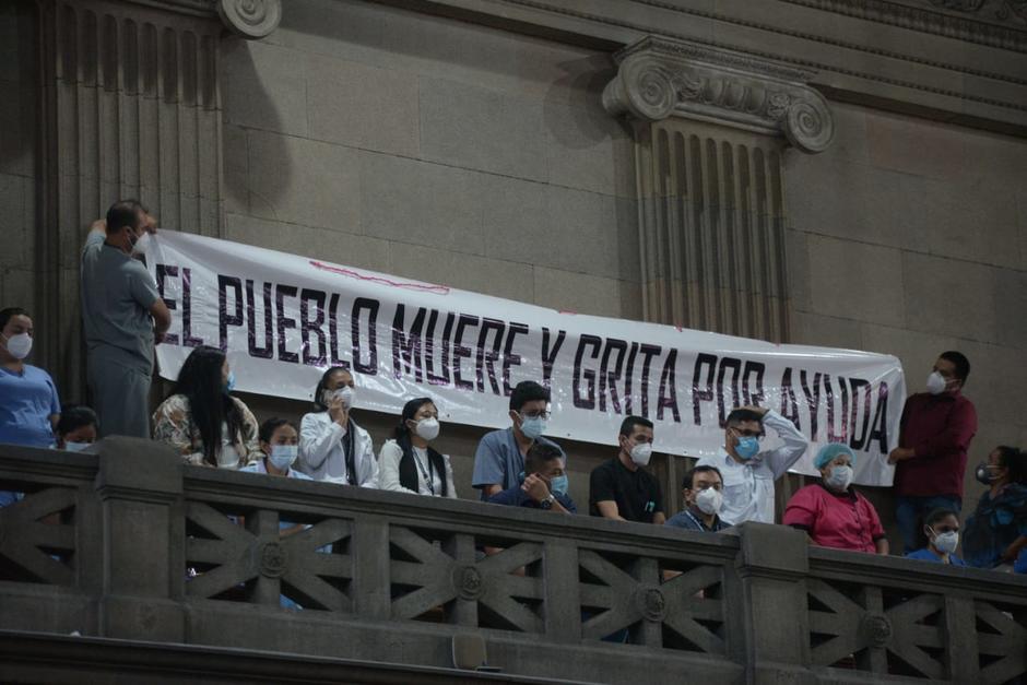 Médicos de diferentes hospitales acudieron al Congreso y enviaron un mensaje. (Foto: Wilder López/Soy502)