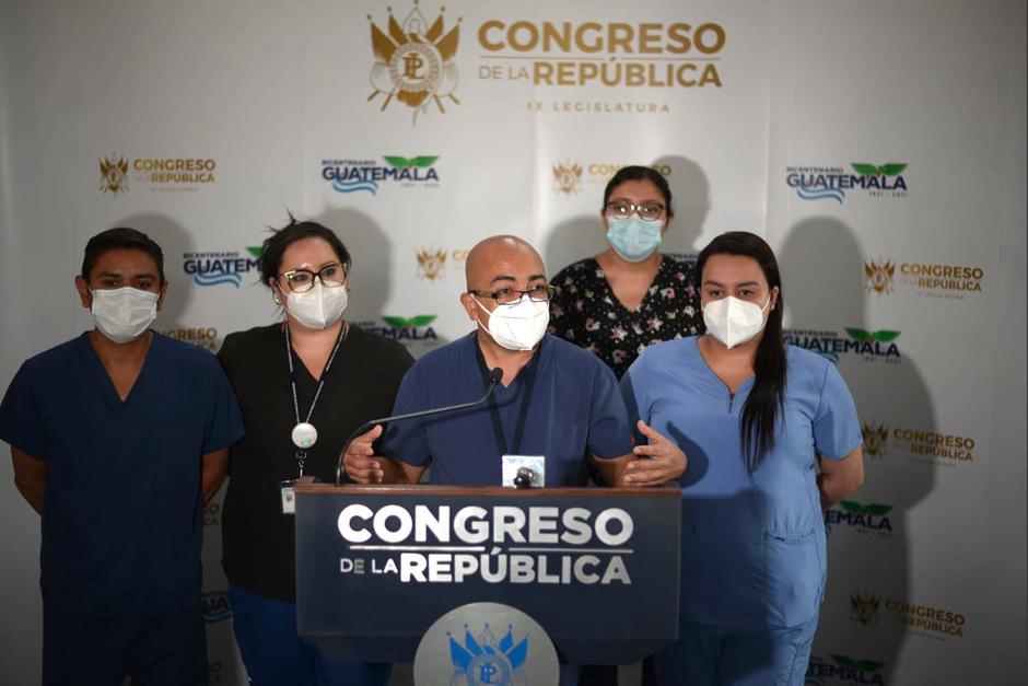 Médicos de diferentes hospitales acudieron al Congreso para pedir que los doten de recursos para atender la pandemia. (Foto: Wilder López/Soy502)