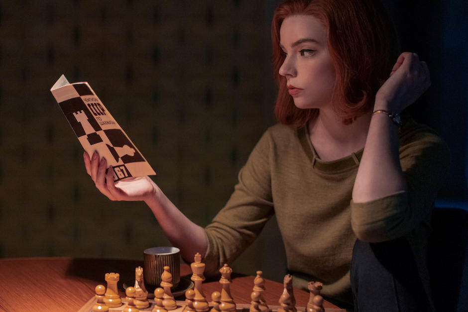 Abogados de la jugadora de ajedrez piden USD$5 millones por difamarla en un diálogo del último episodio de la serie. (Foto: The Queen's Gambit oficial)