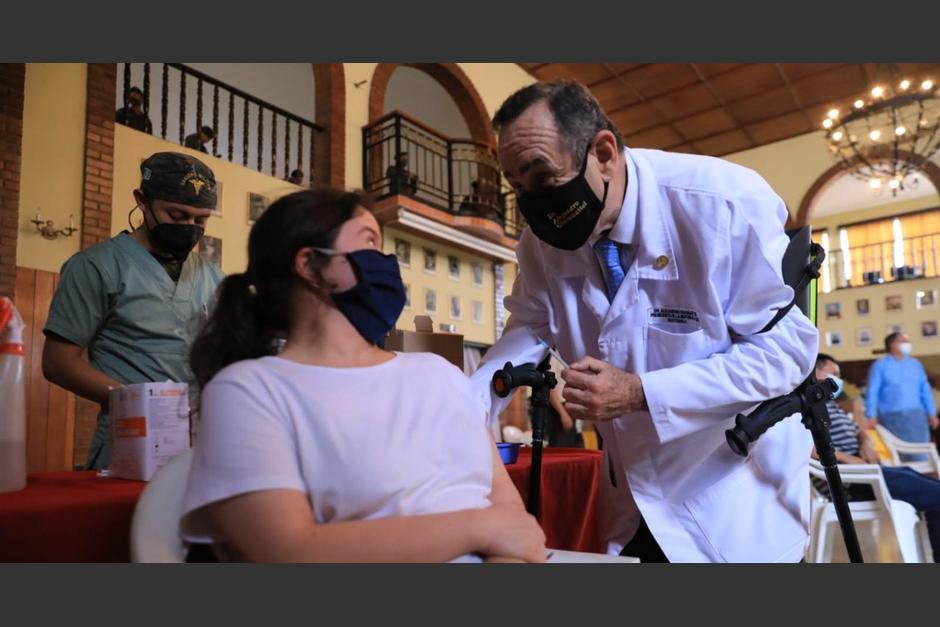 El presidente Alejandro Giammattei reconoció que ya recibió la vacuna contra el Covid-19. (Foto: AGN)