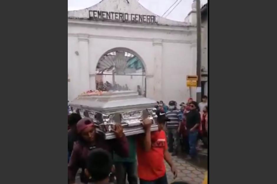 Decenas de personas participaron en un funeral en Chichicastenango a pesar de la pandemia. (Foto: captura de video)