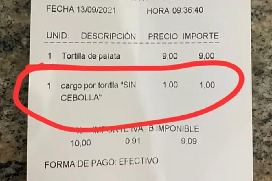 A un cliente le cobraron un cargo extra por pedir una tortilla de huevo sin cebolla. (Foto: Twitter)