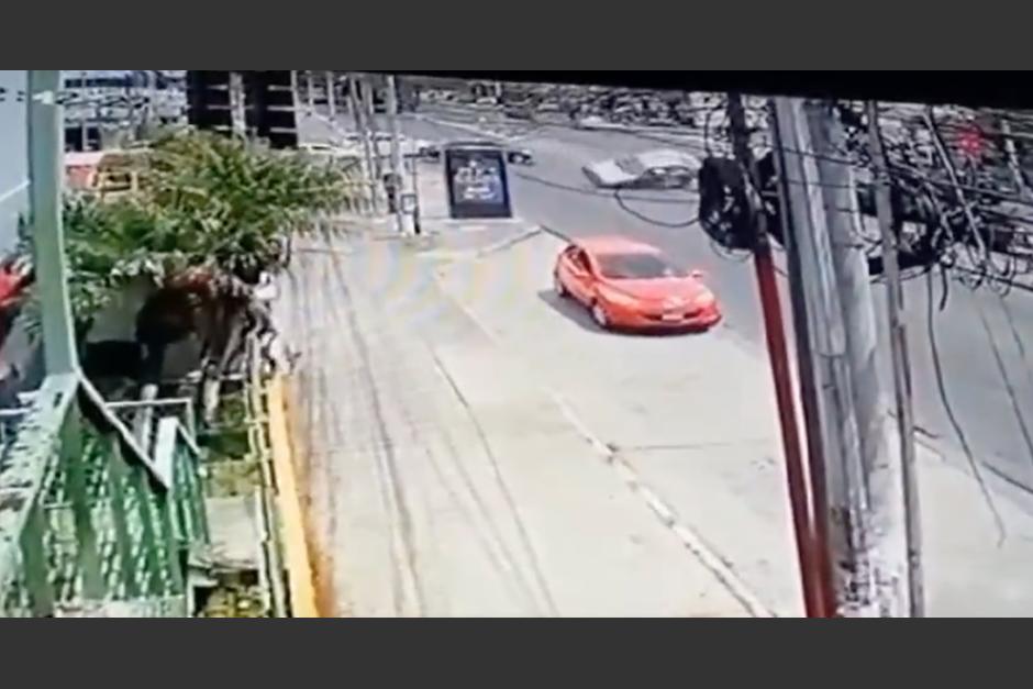 Una cámara de seguridad captó el momento en el que se registró un accidente de tránsito en la calzada San Juan. (Foto: captura de video)