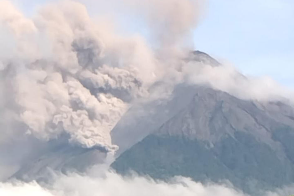 El Volcán de Fuego entro en una nueva fase de erupción y lanzó una nube piroclástica. (Foto: Conred)&nbsp;