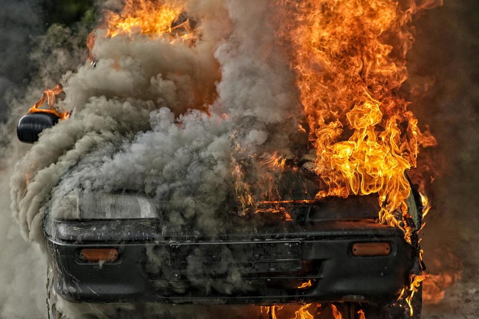 Los bomberos apagaron el carro en llamas y en su interior localizaron un cadáver carbonizado. (Foto ilustrativa: Shutterstock)
