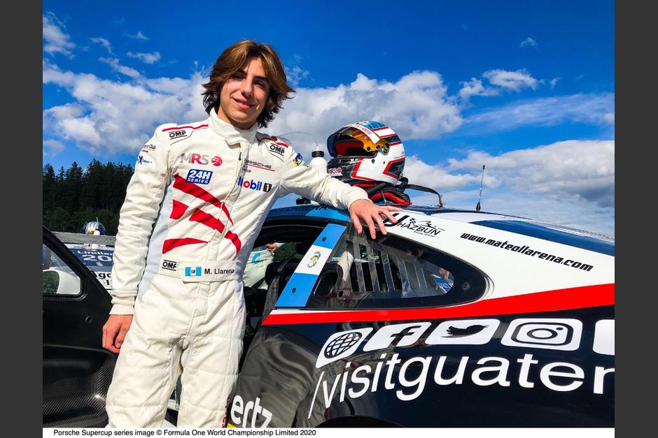 Mateo Llarena junto al Porsche que uso en la competencia donde fue el más joven de los pilotos. (Foto: Mateo Llarena)