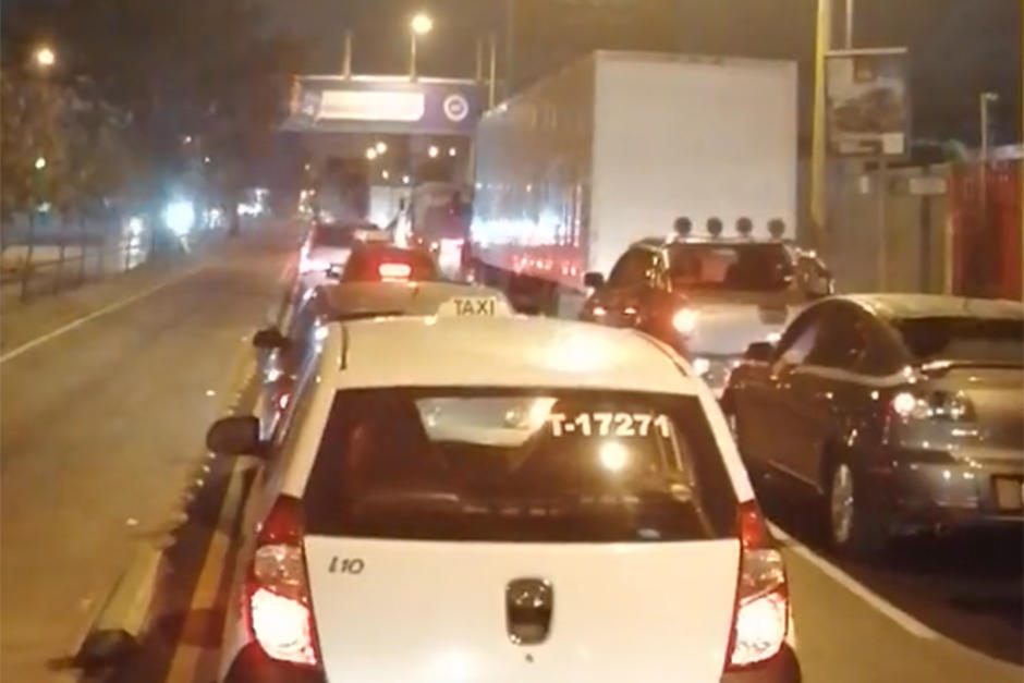 Un camión encunetado paralizó el tránsito en la Calzada Raúl Aguilar Batres. (Foto: captura pantalla)&nbsp;
