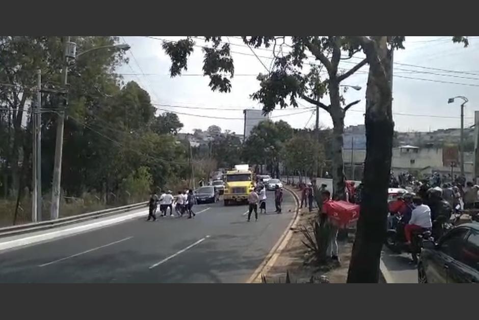 Un grupo de personas realiza una manifestación en el kilómetro 6 de la ruta que conduce hacia el Atlántico. (Foto: Amílcar Montejo)