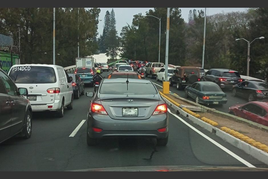 El tráfico durante la tarde y parte de la noche del jueves fue complicado en la ciudad de Guatemala. (Foto: captura Twitter)