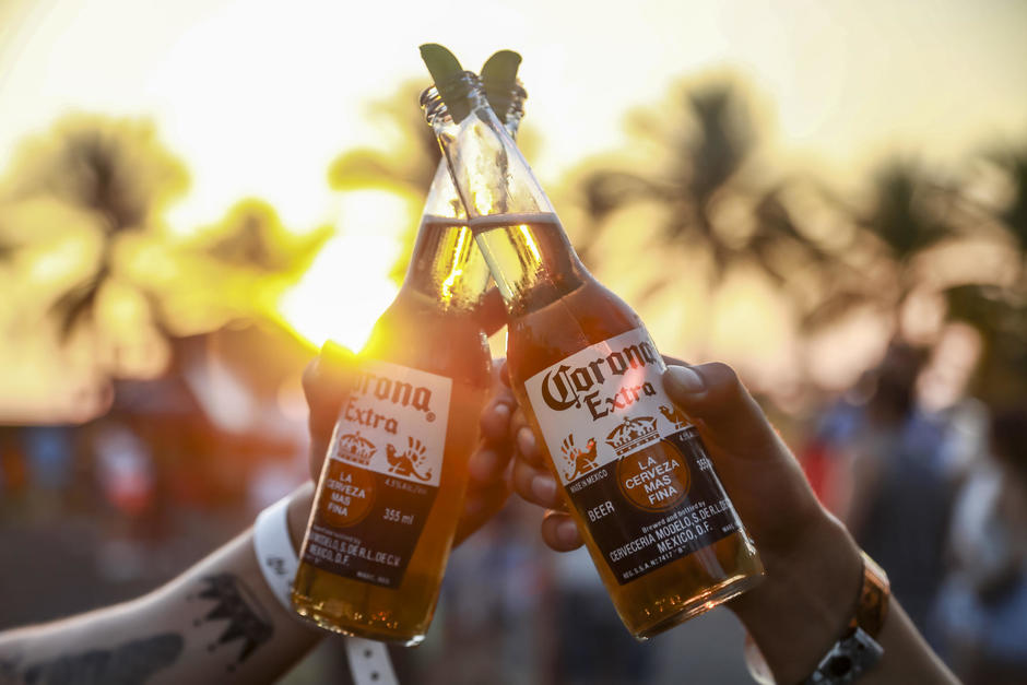 Cerveza Corona realiza una acción que genera un gran impacto entre los guatemaltecos: le da vuelta a las etiquetas y realza sus ingredientes naturales. (Fotografía cortesía: Cerveza Corona)