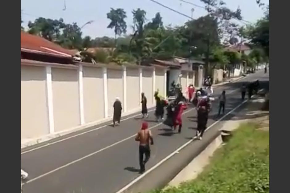 Dos grupos de "judíos" se enfrentaron en Génova Costa Cuca, Quetzaltenango, una persona resultó herida de bala. (Foto: captura de video)