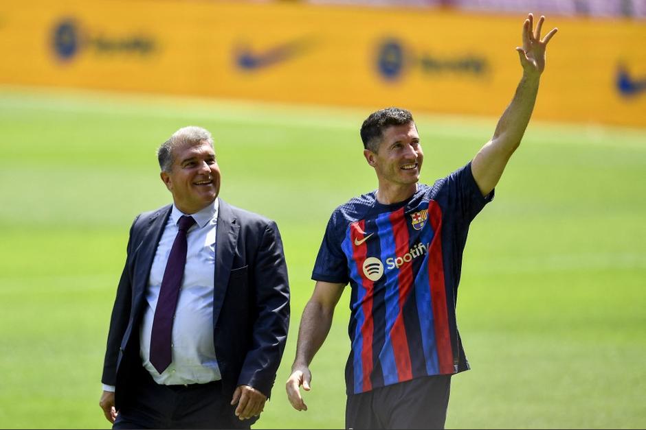 El delantero polaco fue presentado oficialmente en el Camp Nou. (Foto: AFP)&nbsp;