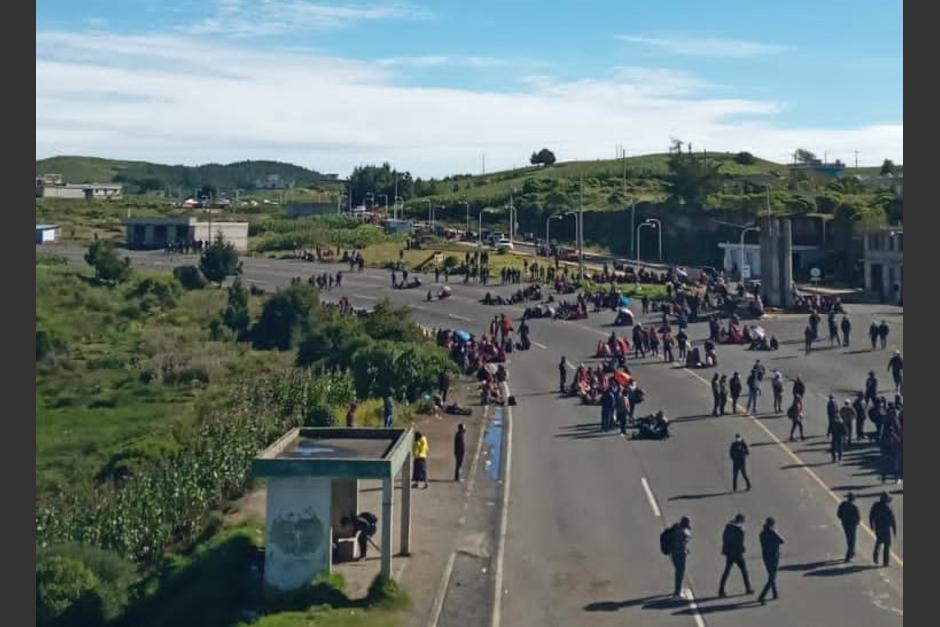 Pobladores mantienen un bloqueo en la ruta Interamericana, CA-1 por conflictos limítrofes que mantienen entre Nahualá y Santa Catarina Ixtahuacán. (Foto: La Voz de Xela)